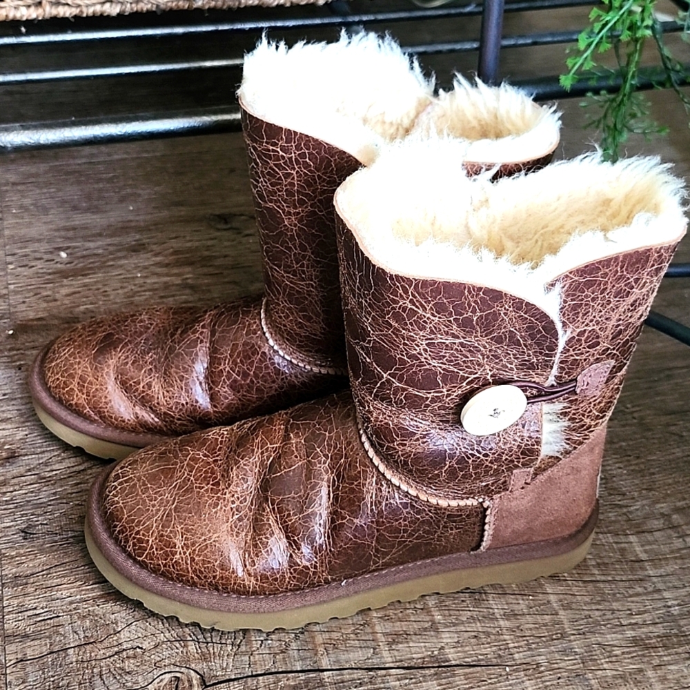 Ugg Bailey Button Krinkle - image 1